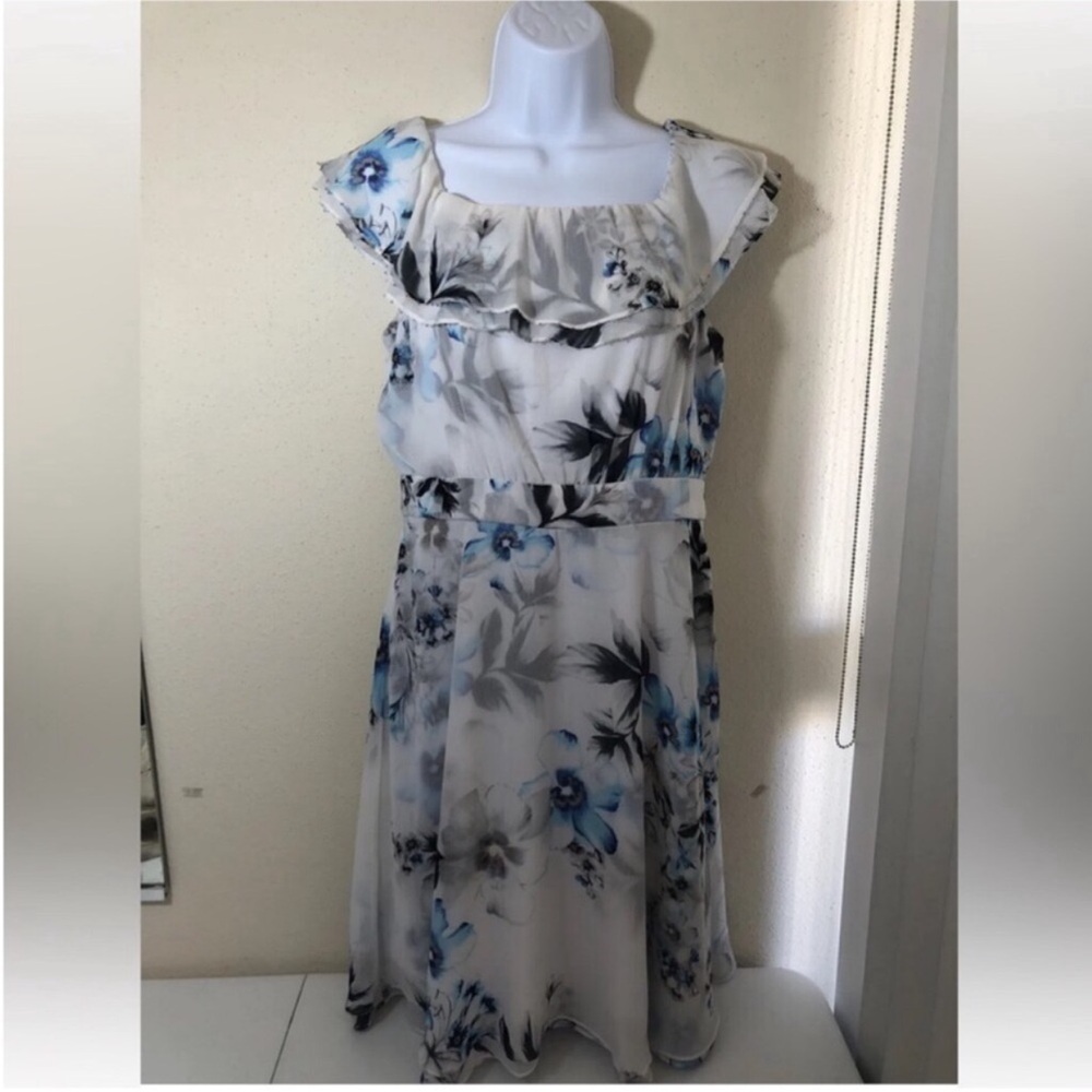 Preowned White House Black Market Blue White Floral Dress Size 6 Fairy Feminine